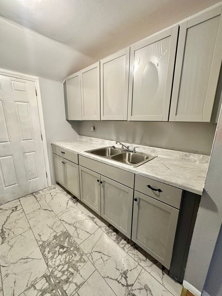 527 Sassafras St - Photo 3 of 13