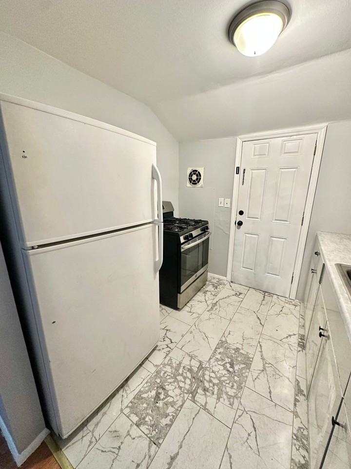 527 Sassafras St - Photo 4 of 13