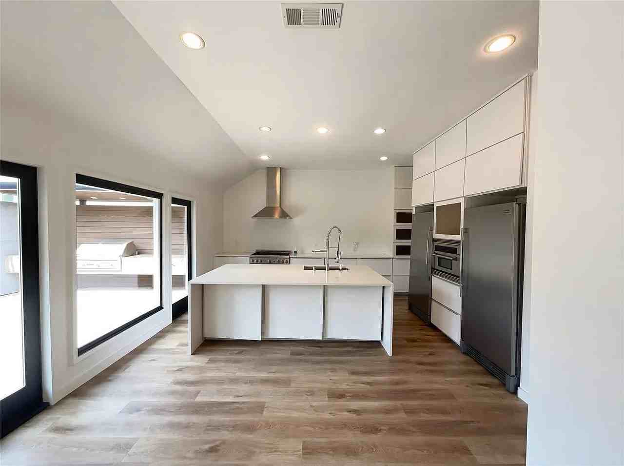 7122 Winding Creek Rd - Photo 4 of 11