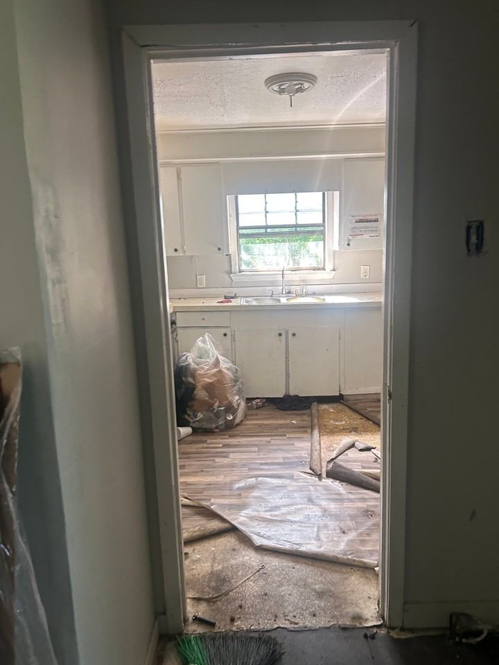 844 Combs St - Photo 7 of 17