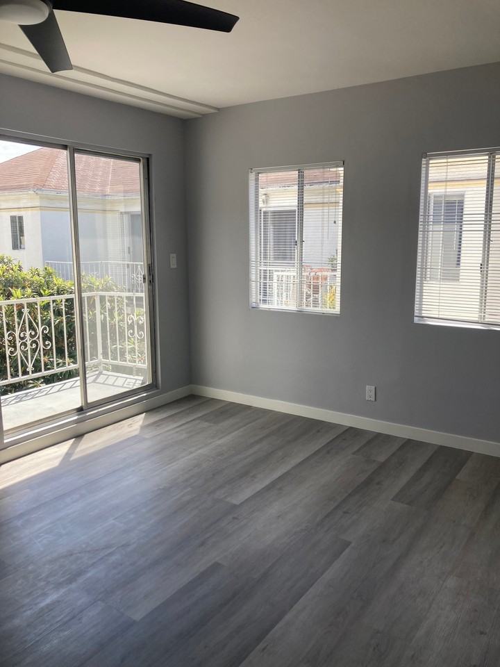 323 N Ogden Dr - Photo 4 of 10