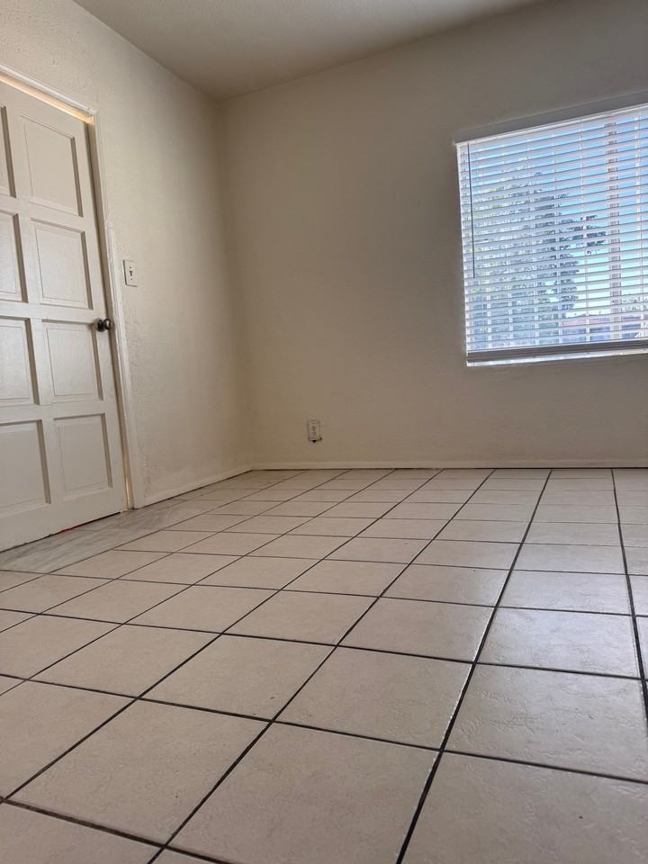 1323 Potomac Ave - Photo 5 of 16