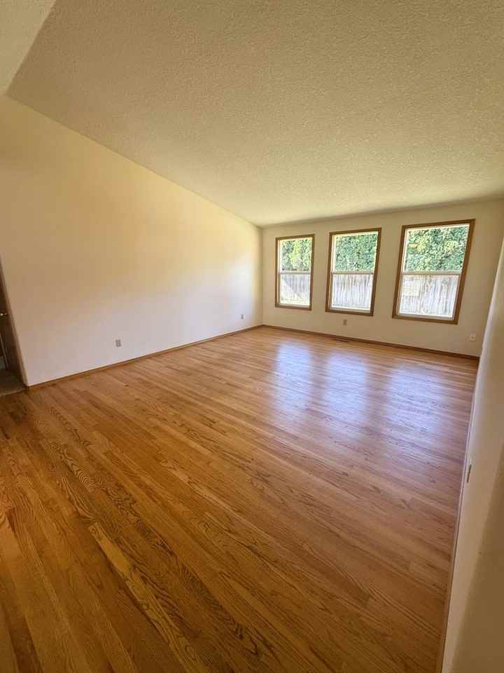 8104 Ne 99th St - Photo 3 of 18