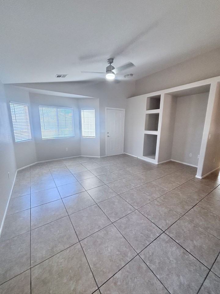 4912 Whispering Spring Ave - Photo 4 of 37