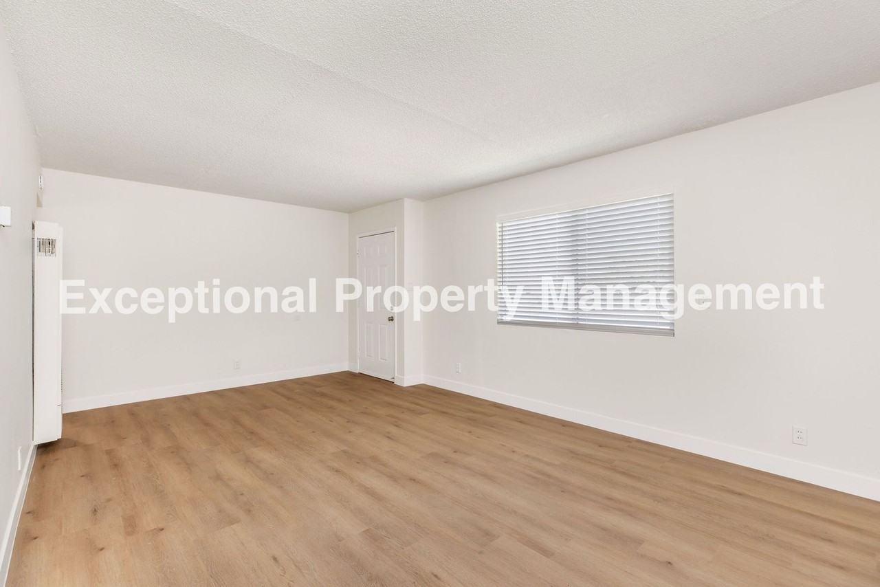 21907 Dolores St - Photo 3 of 17