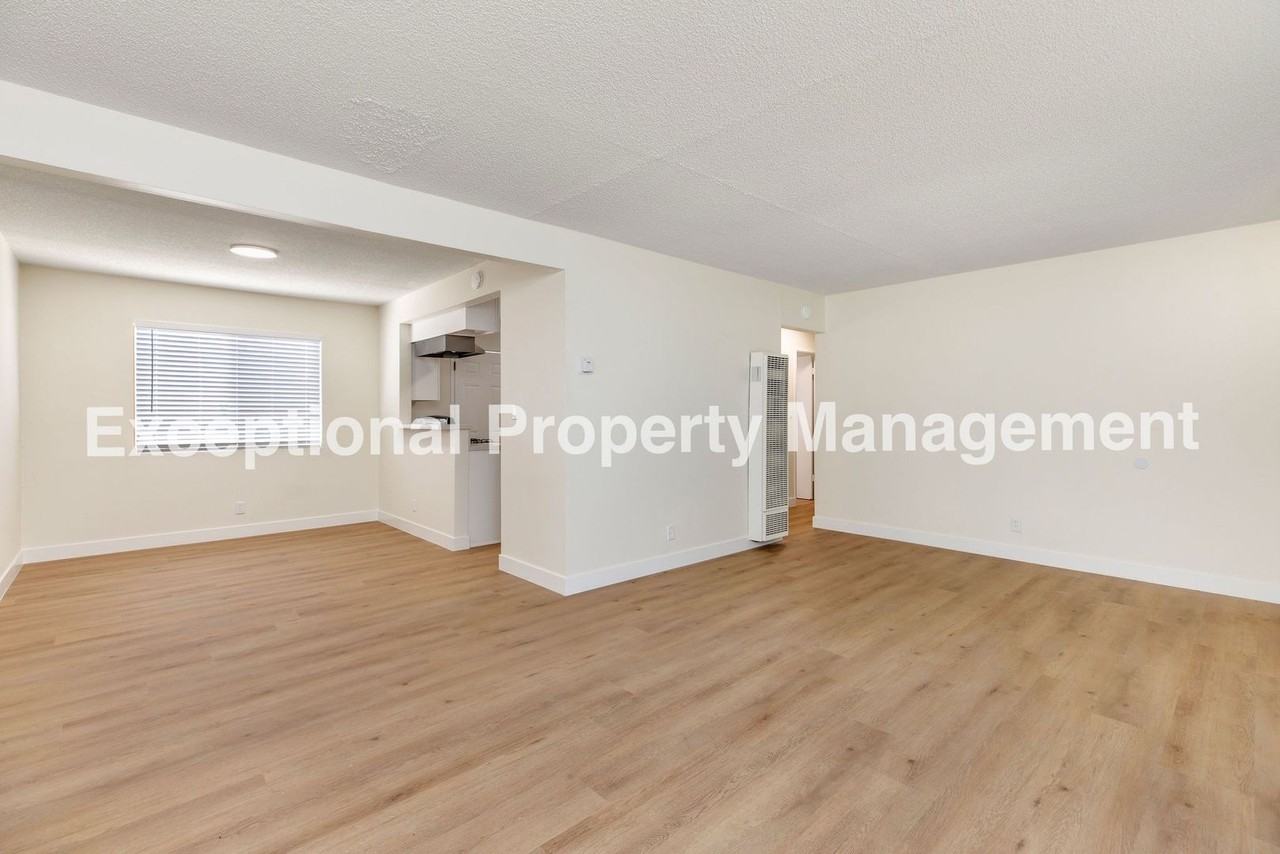 21907 Dolores St - Photo 4 of 17
