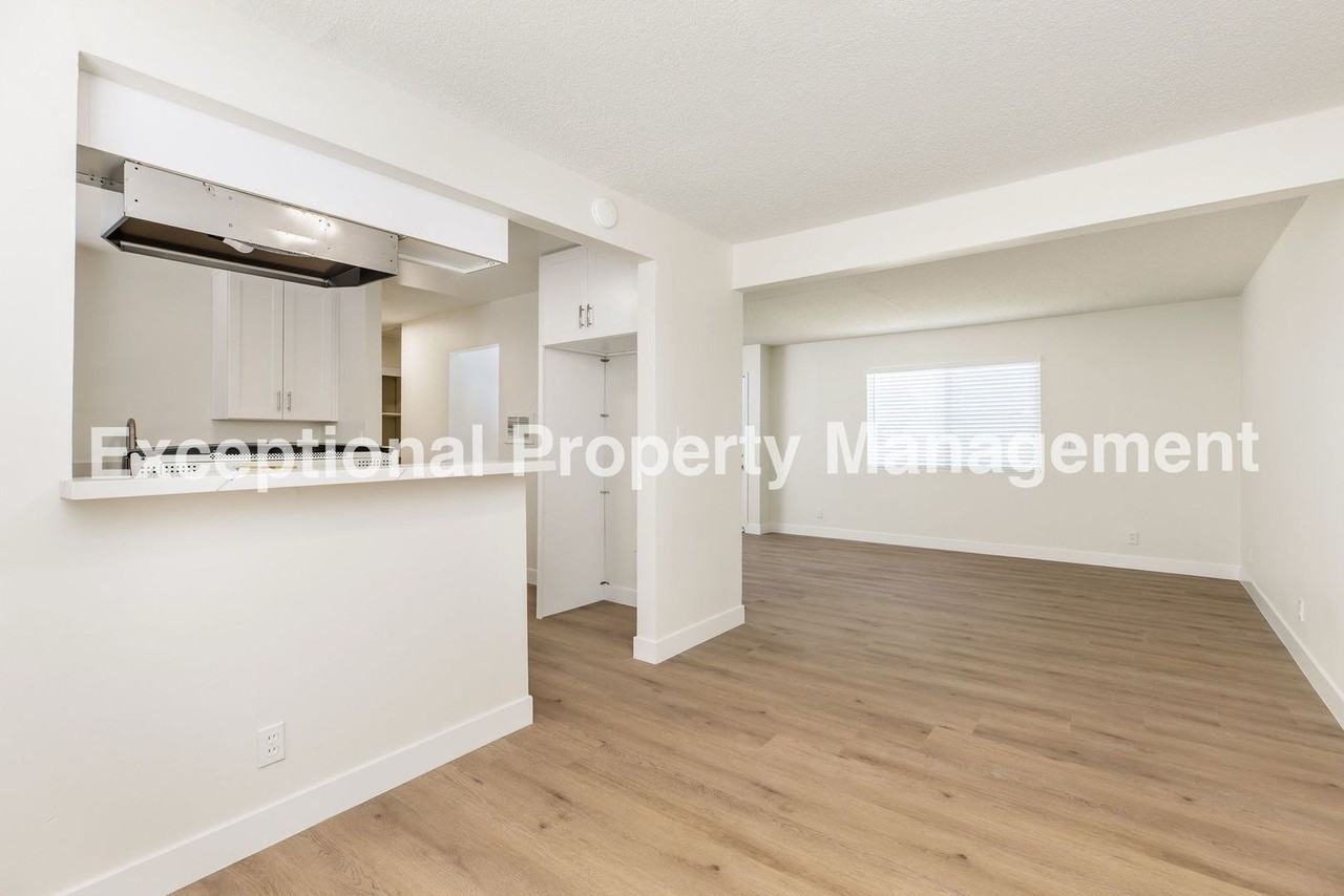 21907 Dolores St - Photo 5 of 17