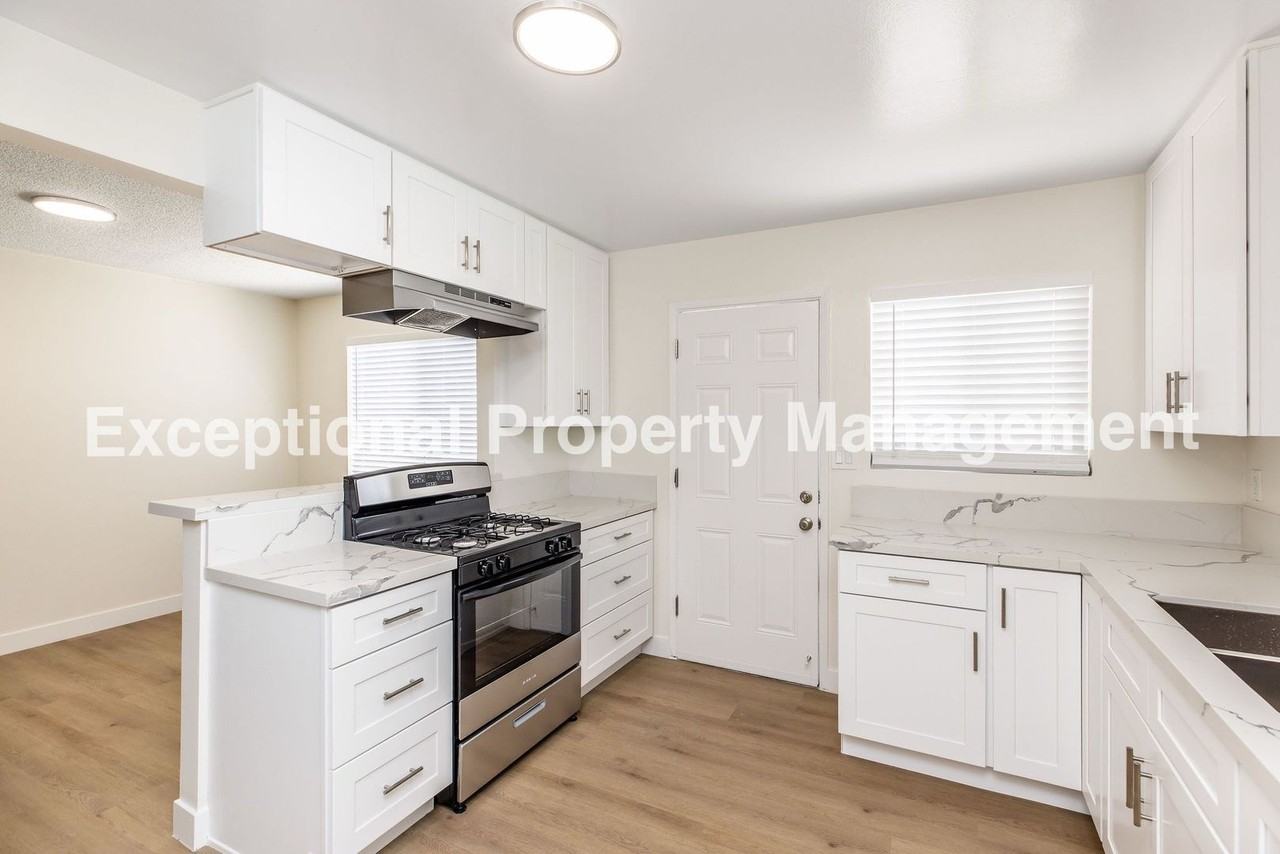 21907 Dolores St - Photo 6 of 17