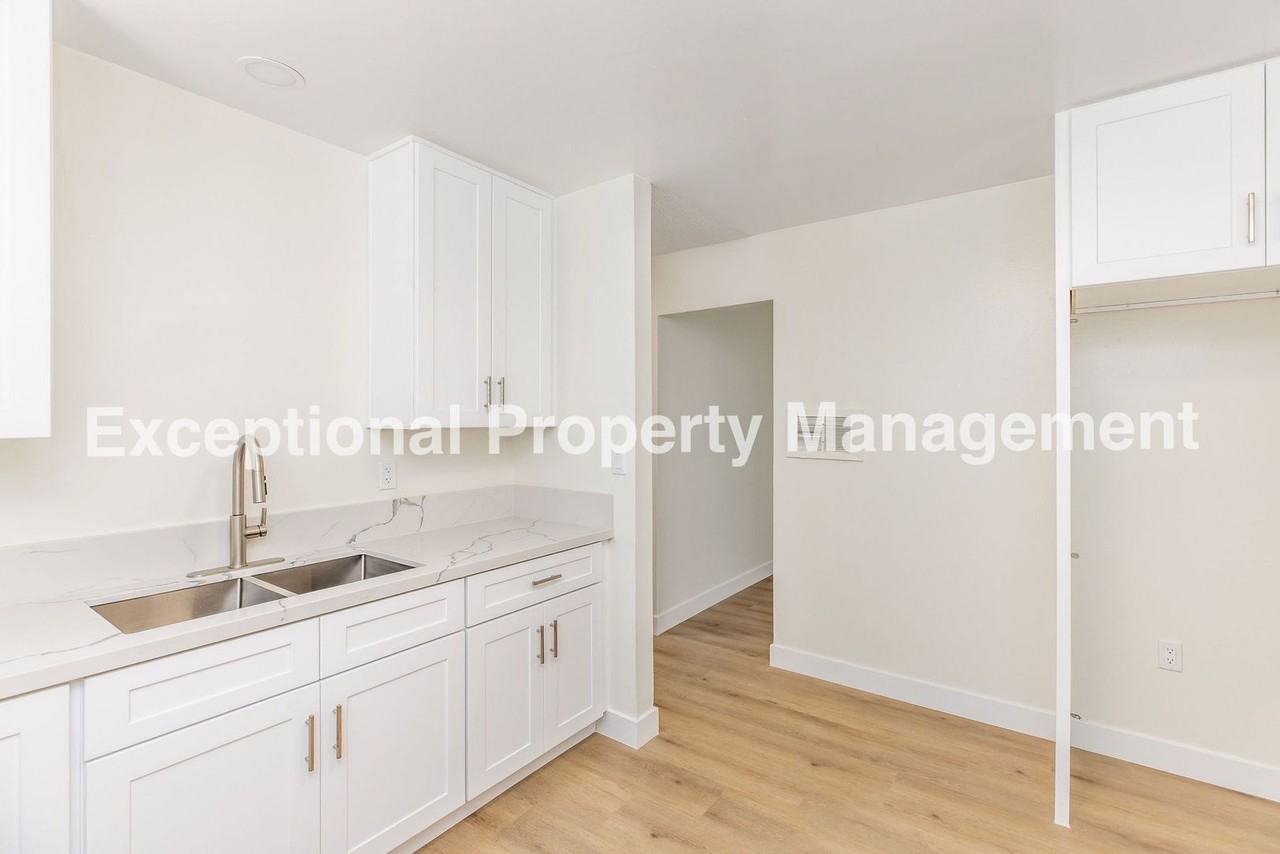 21907 Dolores St - Photo 7 of 17