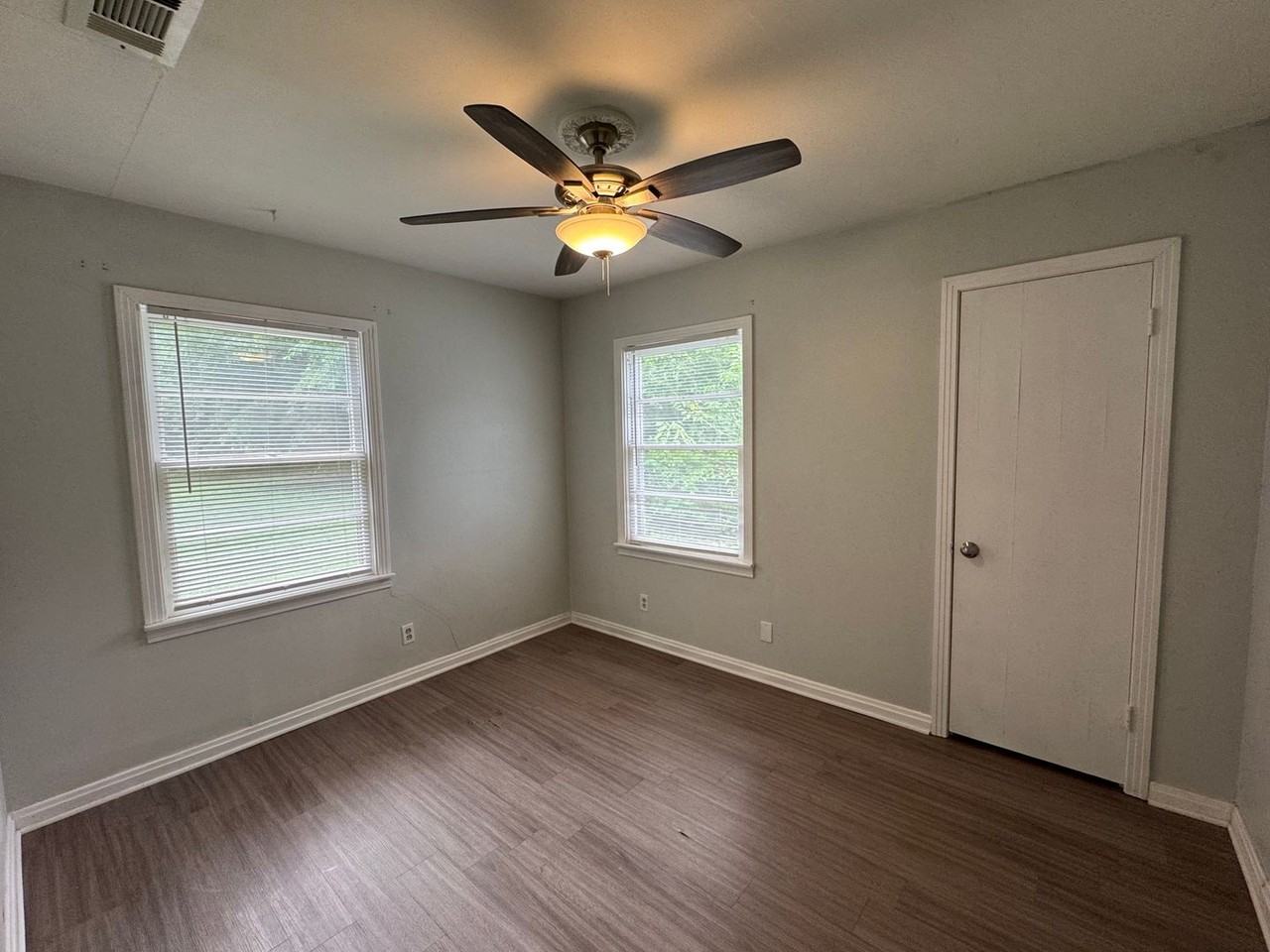4216 Hillcrest Dr - Photo 4 of 11