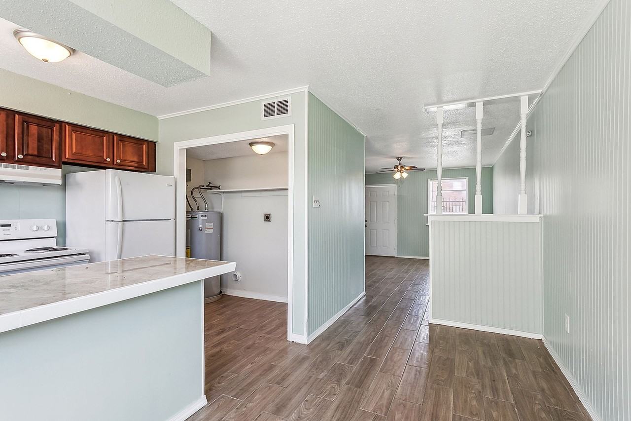 1053 Tallow Tree Ln #10 - Photo 4 of 16