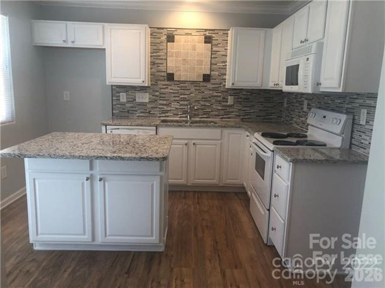 106 Navigator Ct - Photo 2 of 12