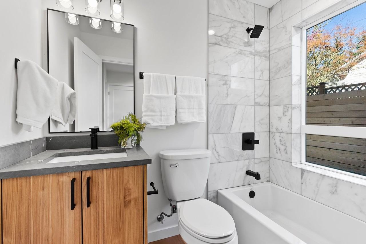 346 Ne 55th St - Photo 4 of 43