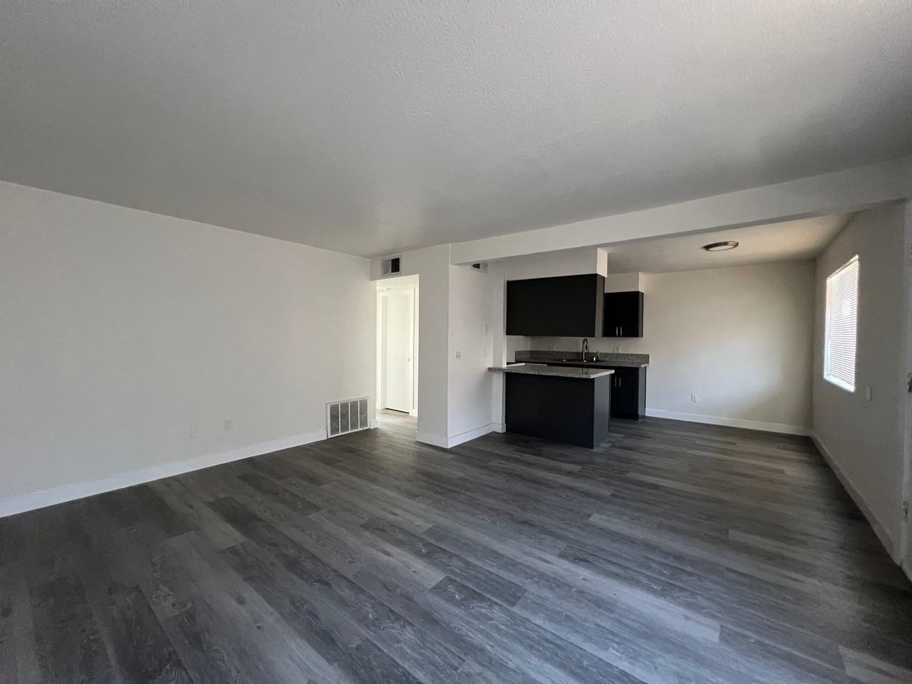 709 E Houston Ave - Photo 3 of 10