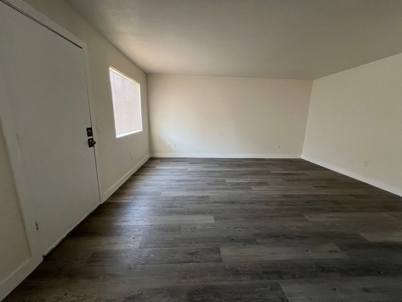 709 E Houston Ave - Photo 4 of 10