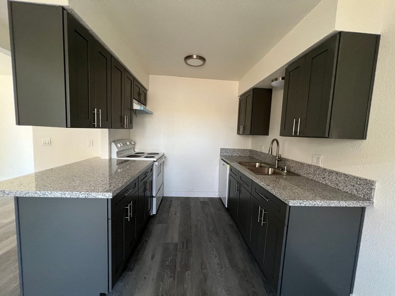 709 E Houston Ave - Photo 5 of 10