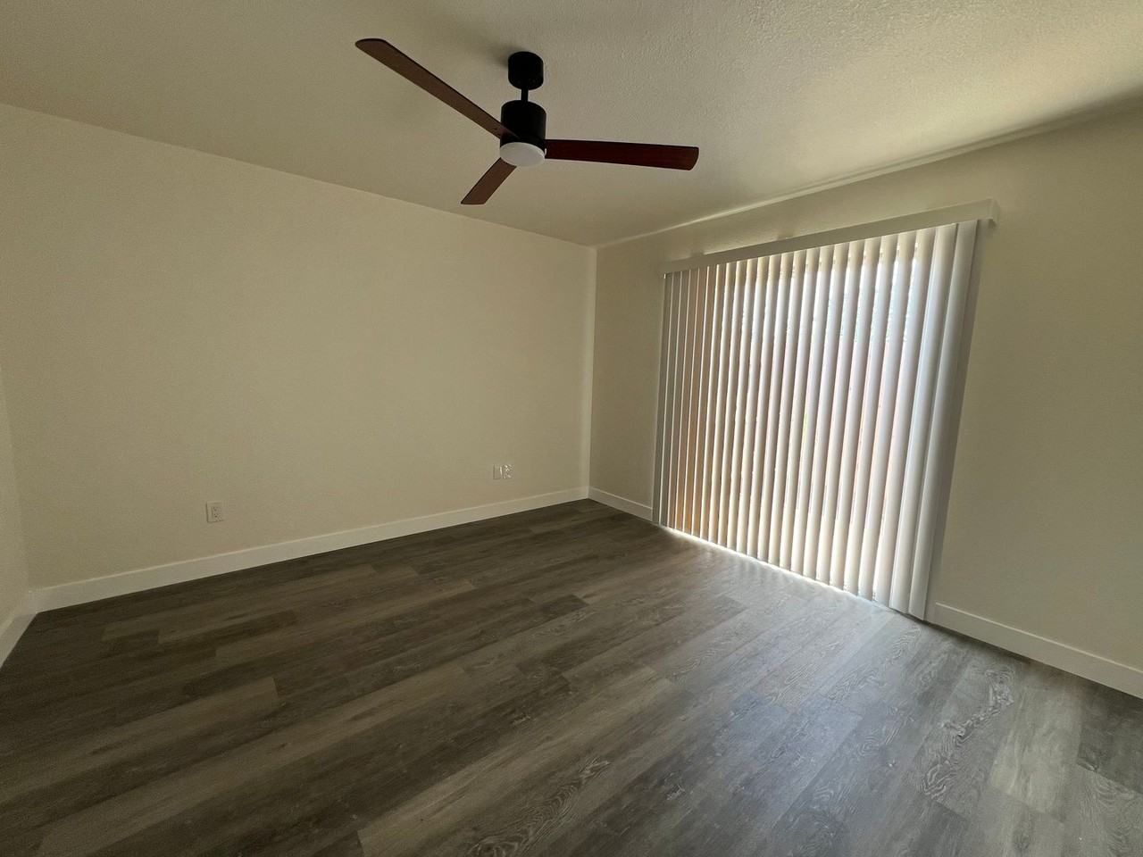 709 E Houston Ave - Photo 6 of 10