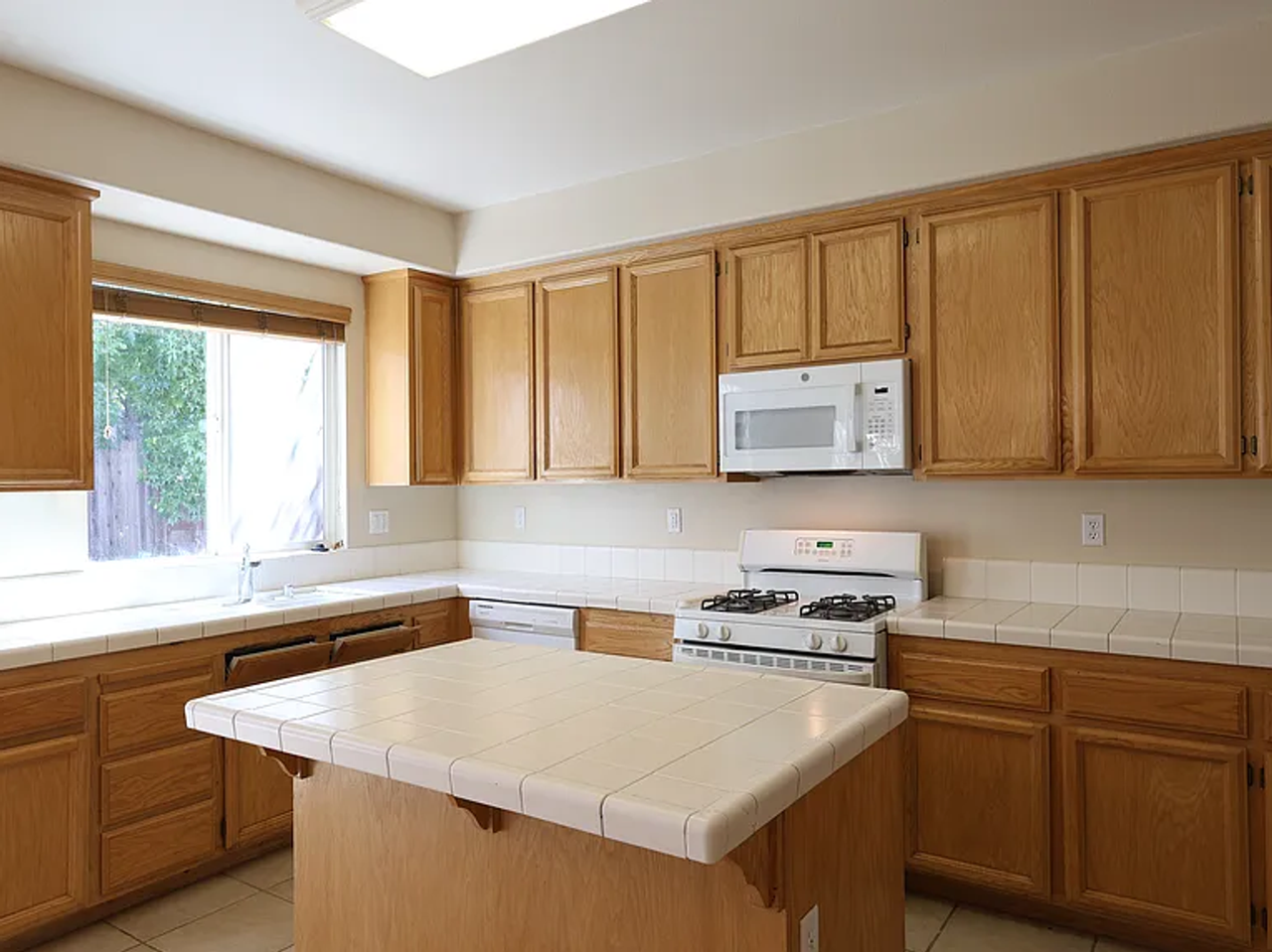 1908 Terracina Cir - Photo 3 of 32