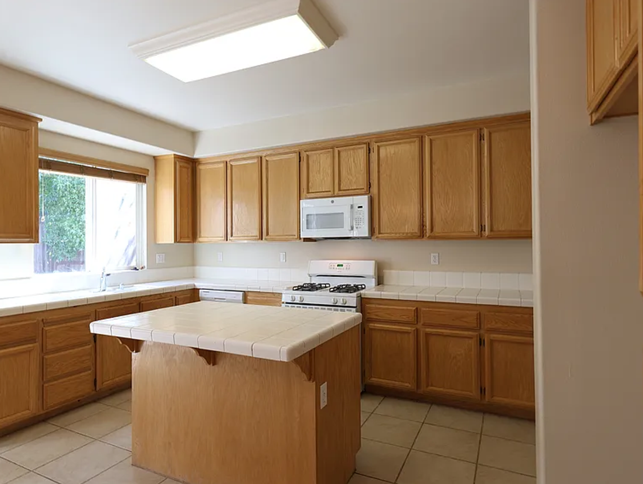 1908 Terracina Cir - Photo 7 of 32