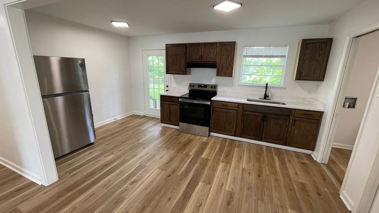 1033 Healy St - Photo 2 of 18