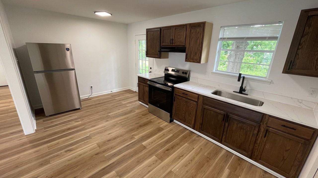 1033 Healy St - Photo 4 of 18