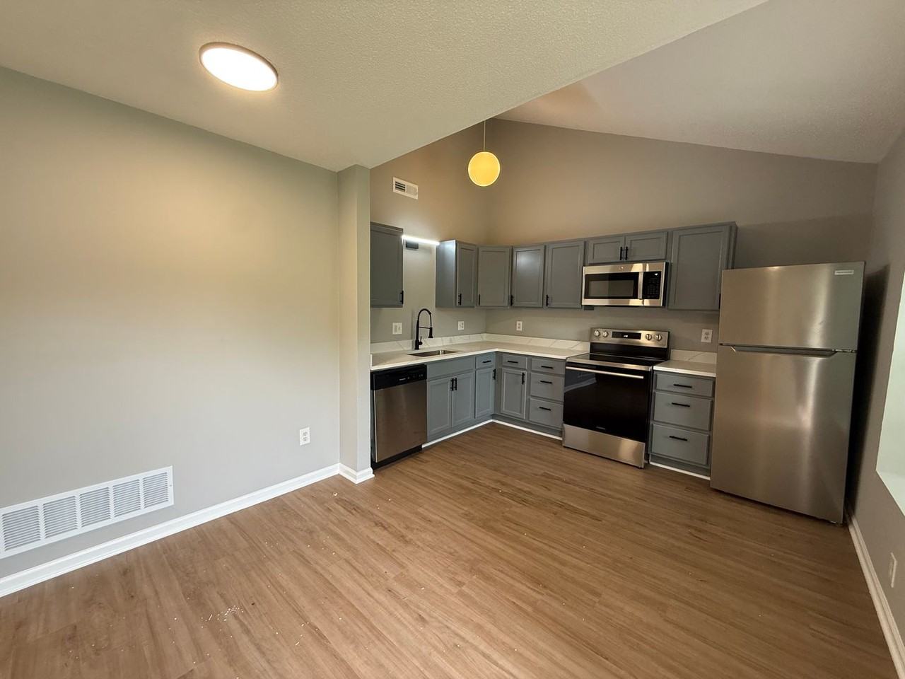 608 N Jackson St - Photo 3 of 10