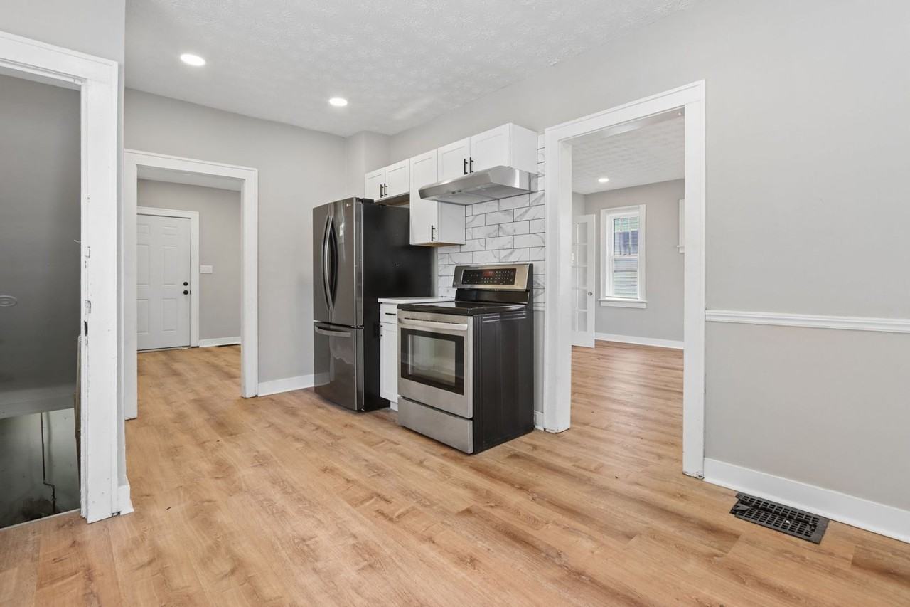 281 N Ogden Ave - Photo 3 of 12