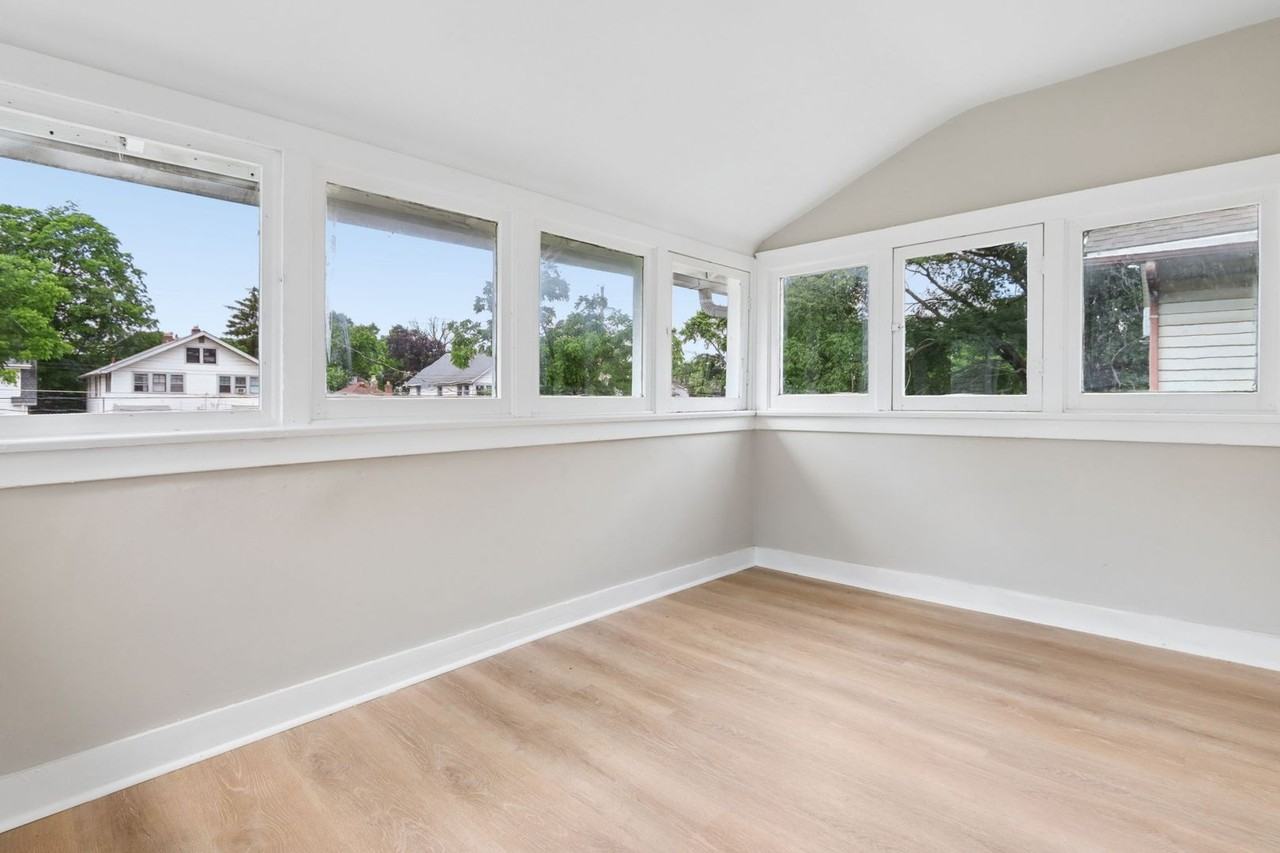 281 N Ogden Ave - Photo 5 of 12