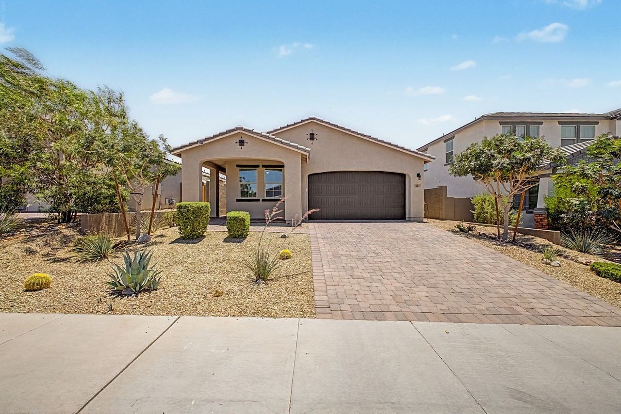 17239 W Desert Sage Dr - Photo 2 of 34