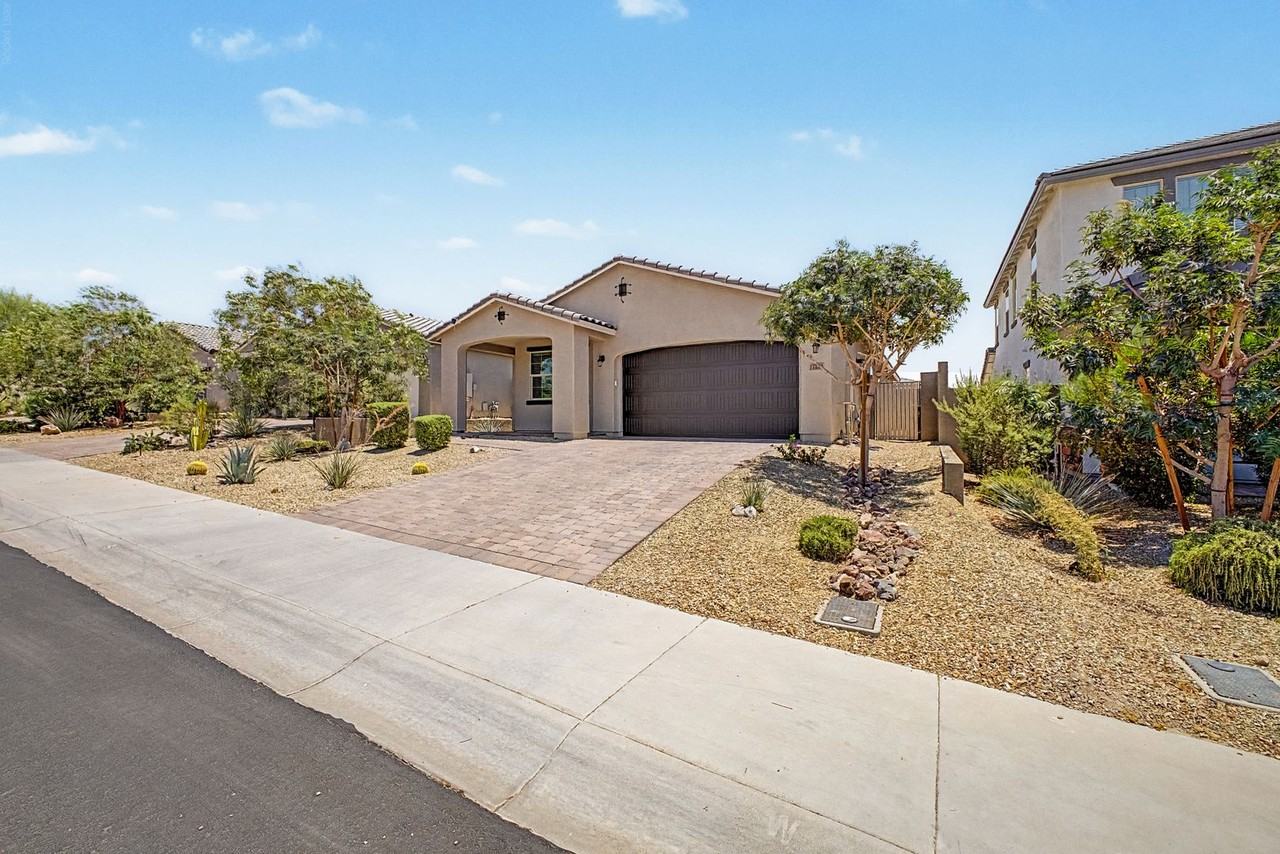 17239 W Desert Sage Dr - Photo 4 of 34