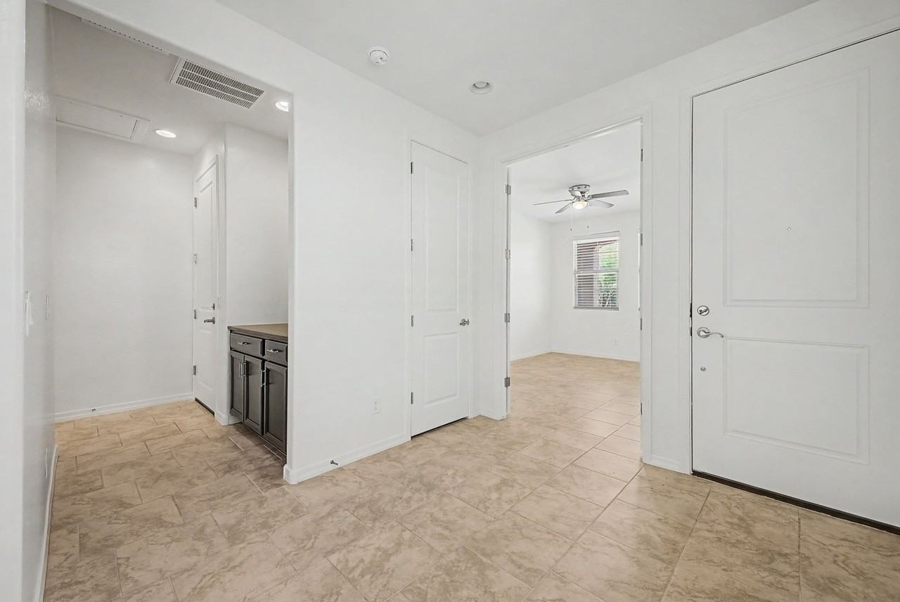 17239 W Desert Sage Dr - Photo 7 of 34