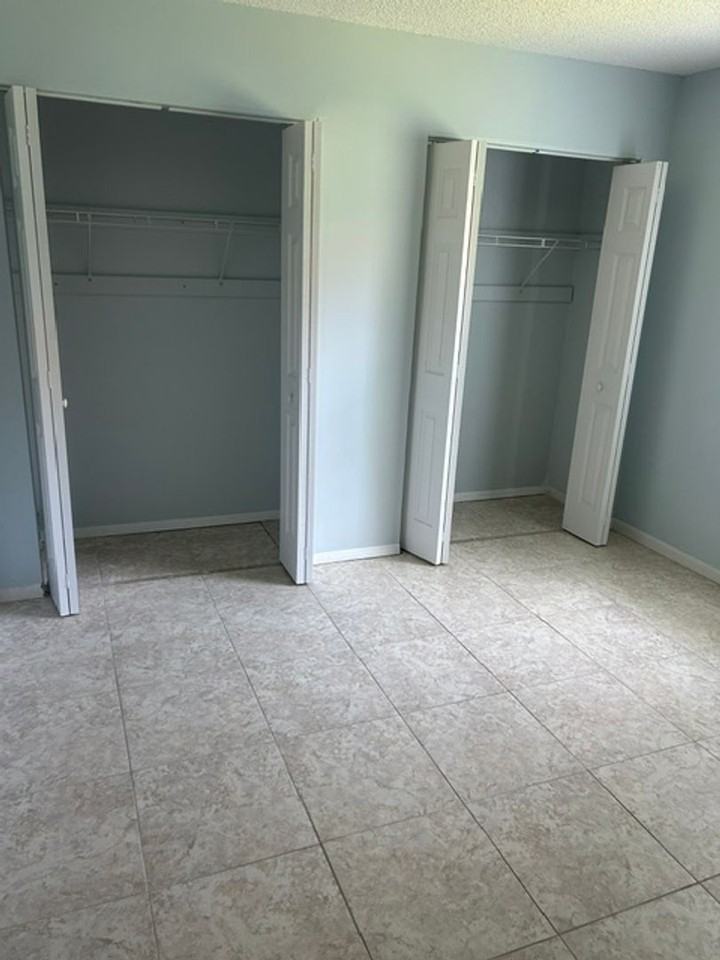 1207 Dinnerbell Ln E - Photo 5 of 41
