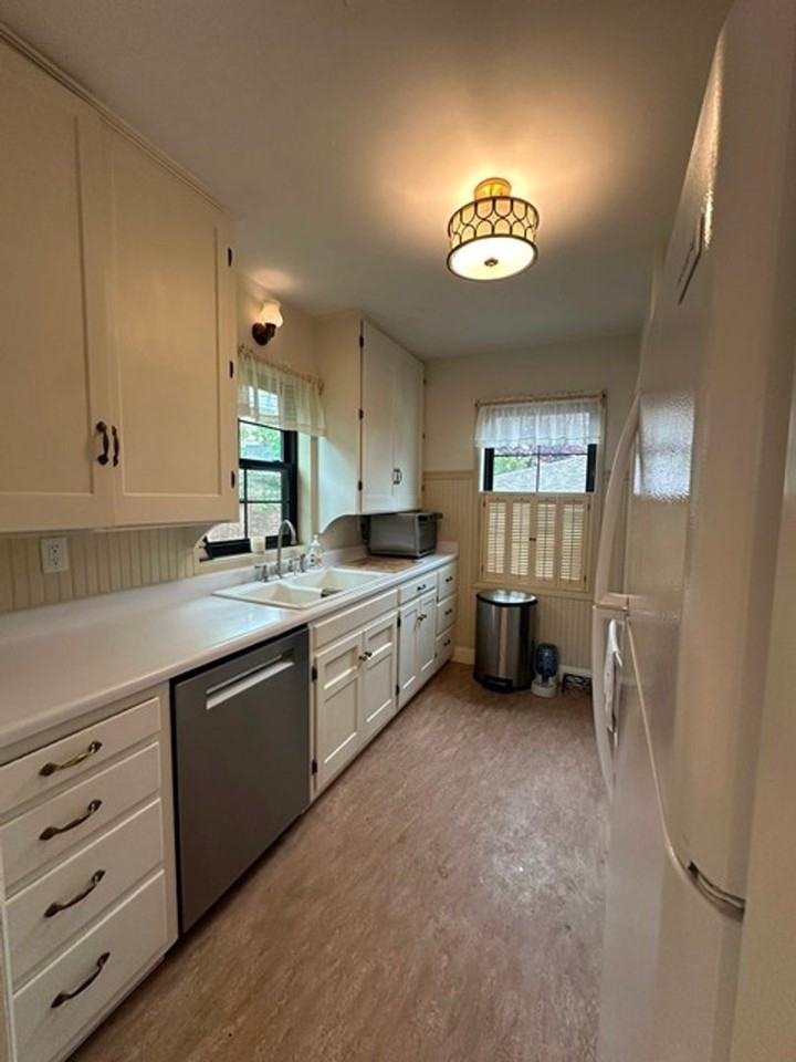 1527 Pacific Ter - Photo 2 of 22