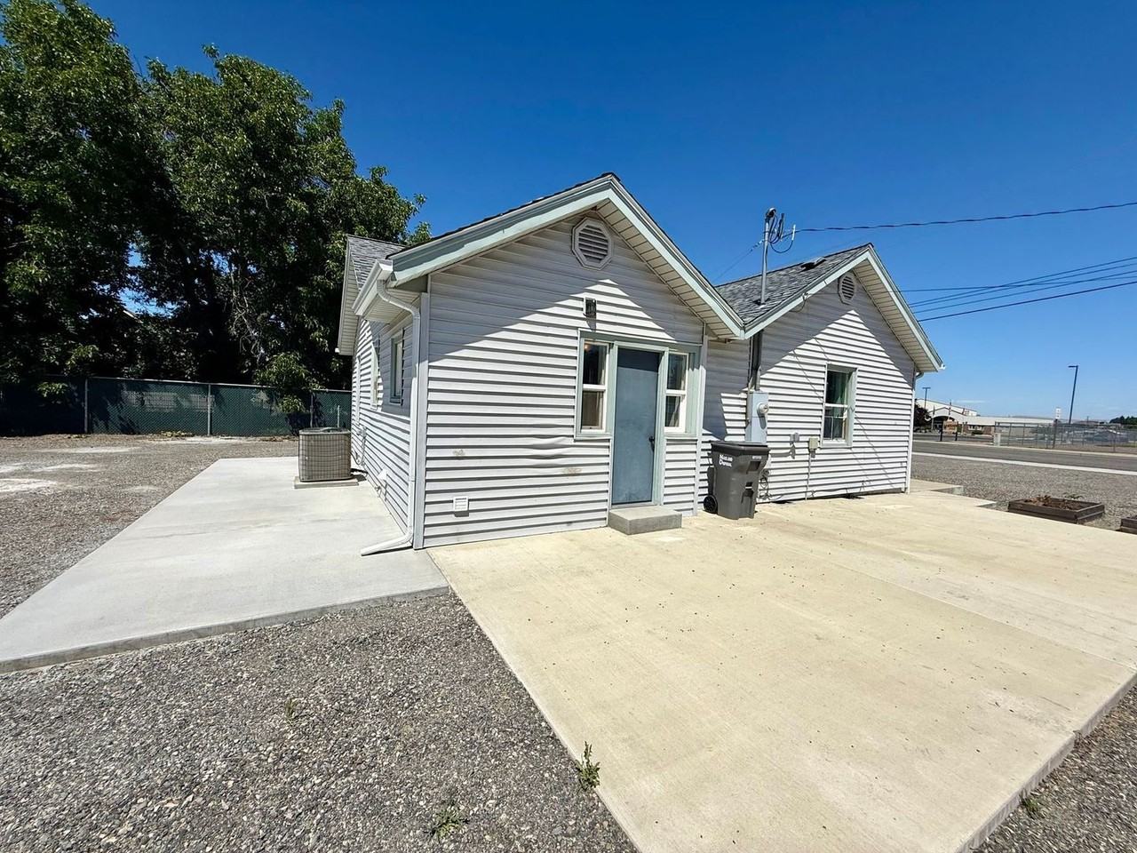 2374 Appleside Blvd - Photo 2 of 30