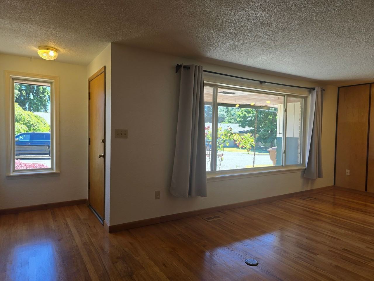1012 N Villard St - Photo 4 of 34