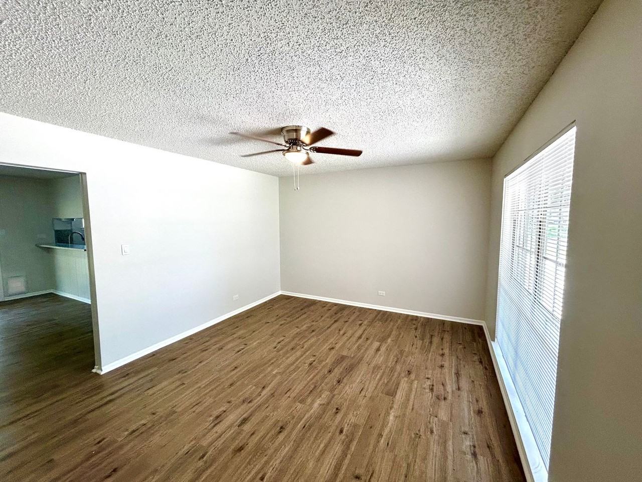 116 Roundtree Dr - Photo 2 of 16