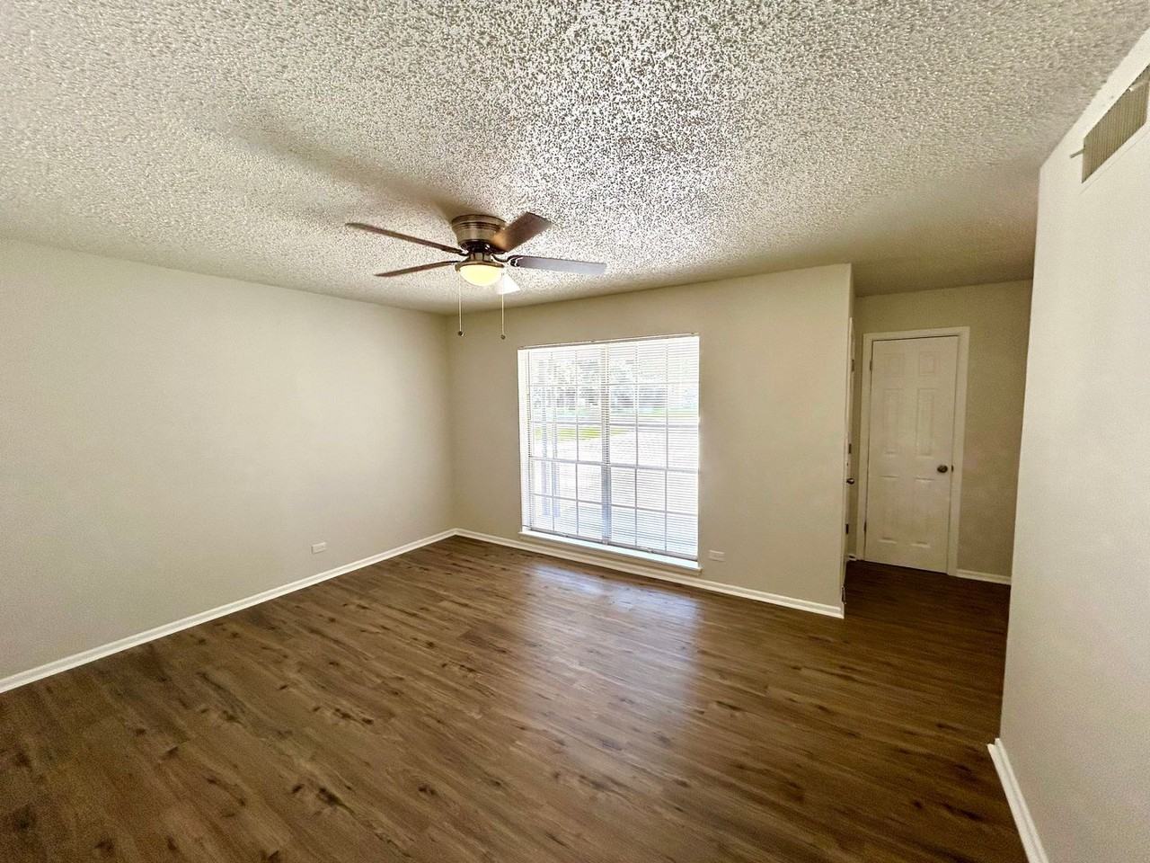 116 Roundtree Dr - Photo 3 of 16