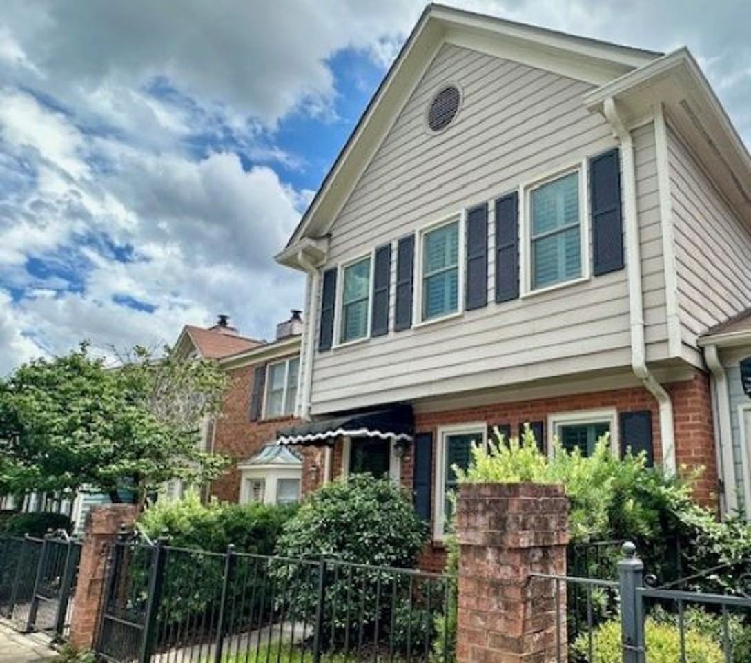 104 Carlyle Cir - Photo 2 of 32