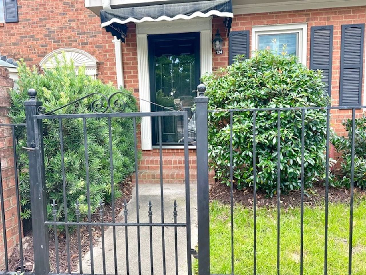 104 Carlyle Cir - Photo 3 of 32