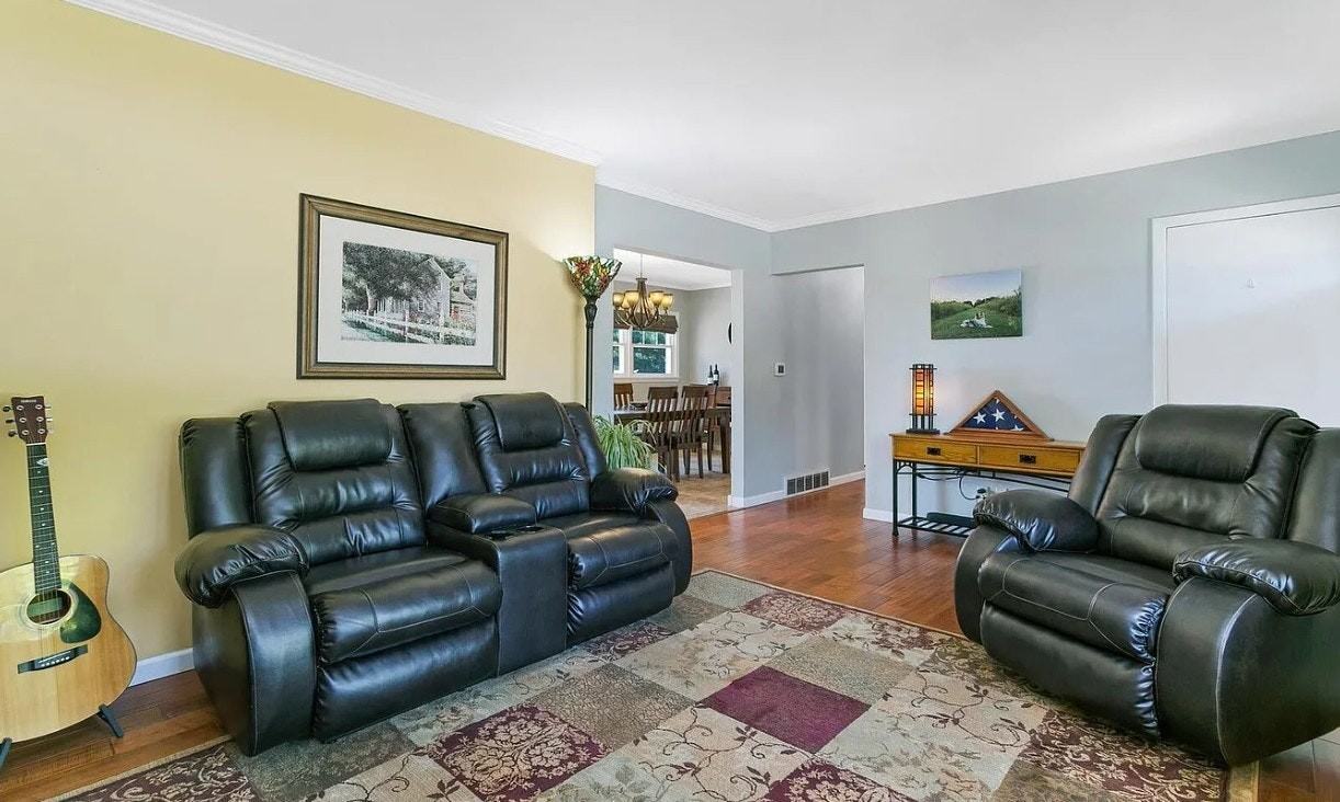 1915 West 38th Place - Photo 2 of 10
