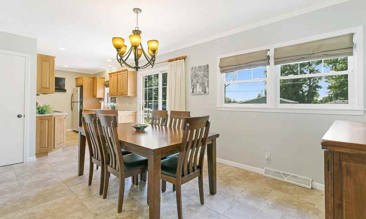 1915 West 38th Place - Photo 3 of 10
