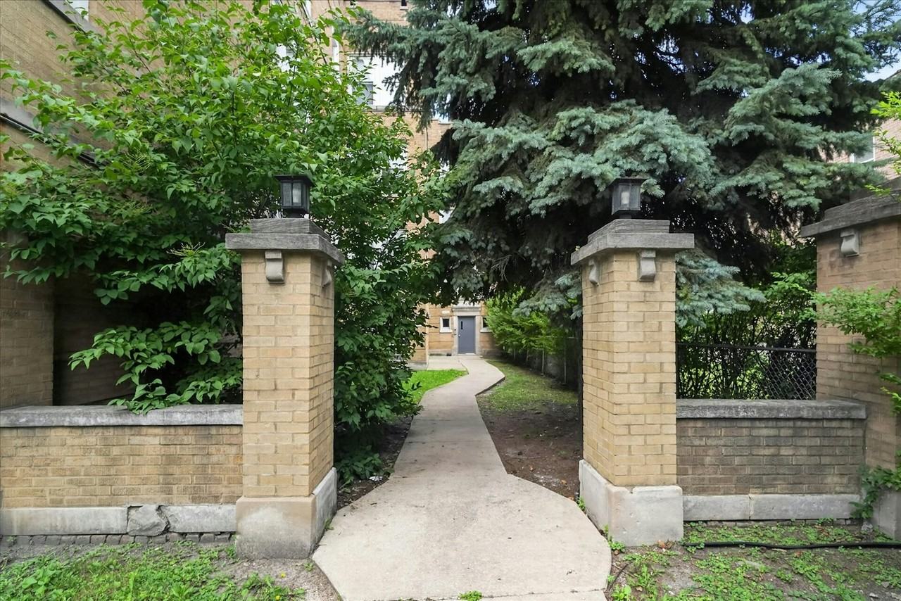 1854 South Central Park Avenue, Unit 1852 - 3E - Photo 4 of 43