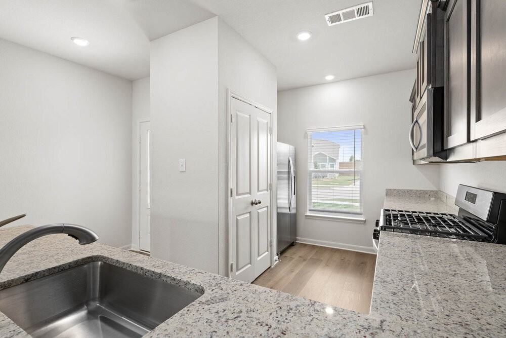 1529 Harvester Dr - Photo 6 of 20