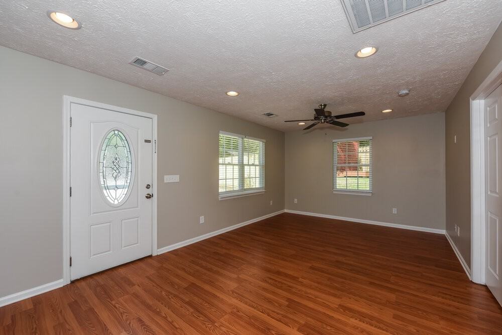 2121 Ravenwood Dr - Photo 2 of 14