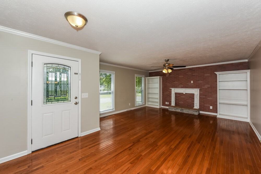 2121 Ravenwood Dr - Photo 3 of 14