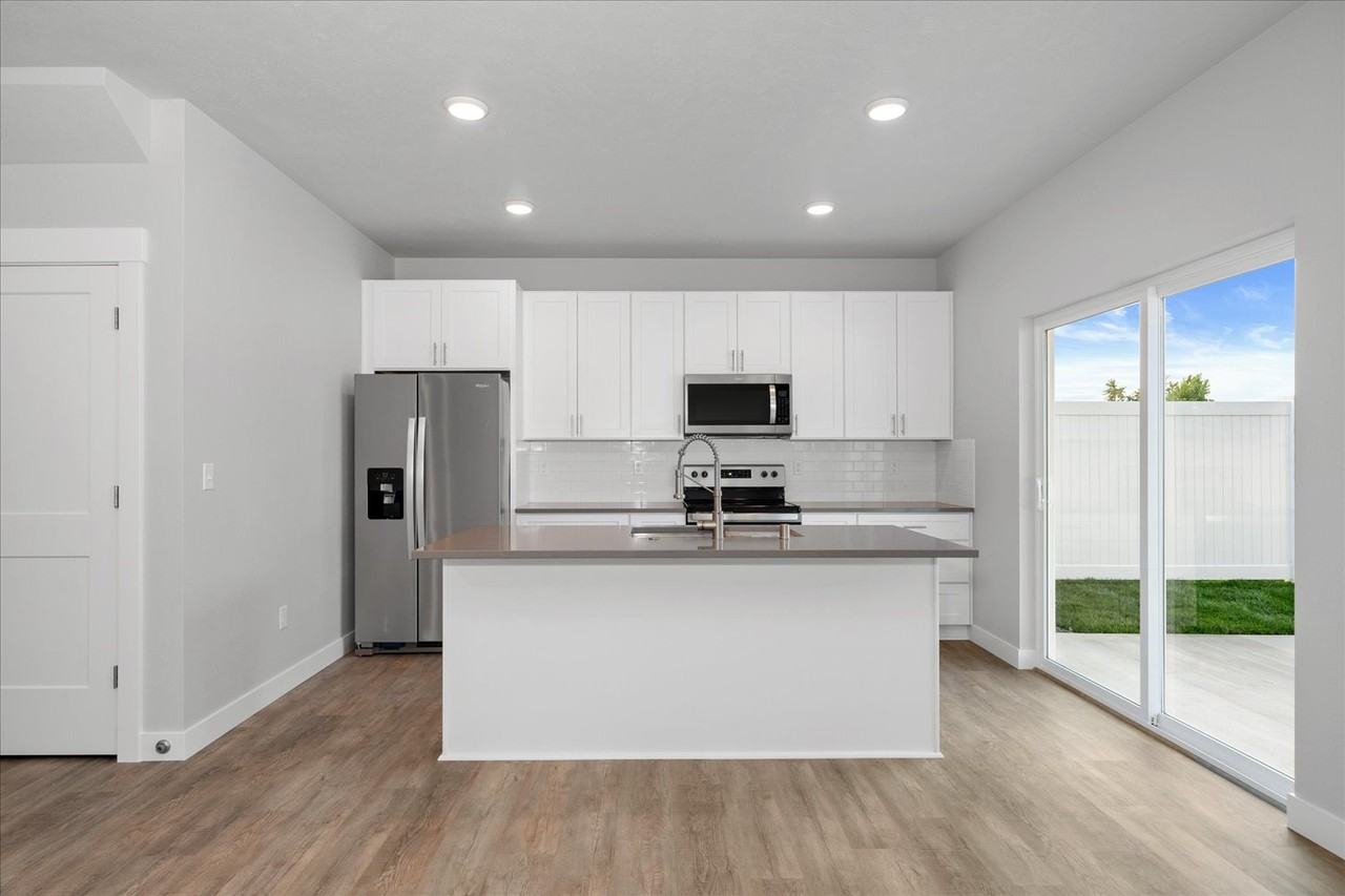 622 W 6th St #1 - Photo 5 of 23