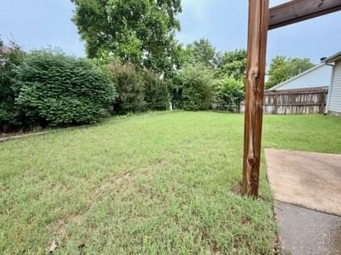 833 S Eastview Dr - Photo 2 of 13