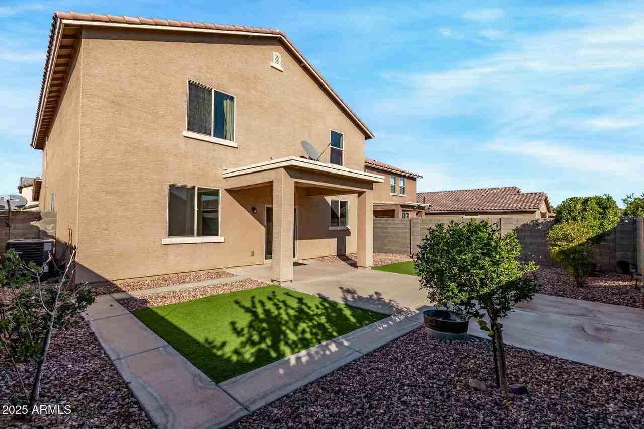 11603 W Calavar Rd - Photo 2 of 38