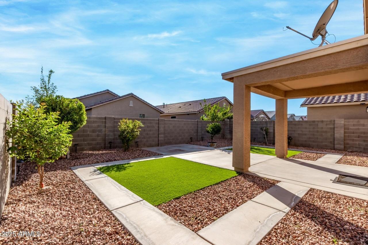 11603 W Calavar Rd - Photo 3 of 38