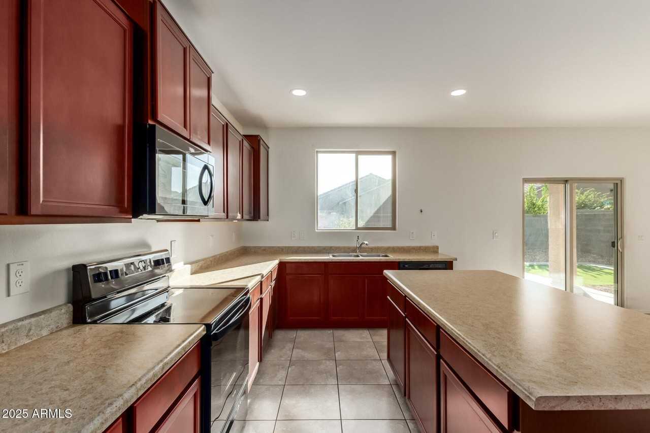 11603 W Calavar Rd - Photo 5 of 38